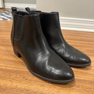Old Navy Textured Black Leather Ankle Boots